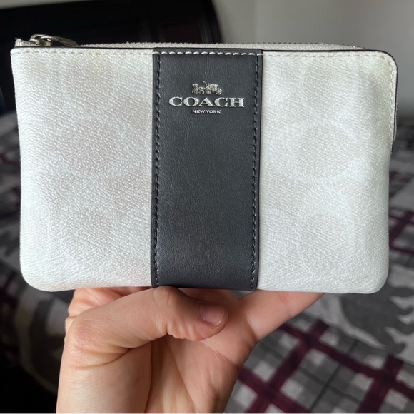 Coach Handbags - 🤍 Coach Corner Zip Wristlet 🤍